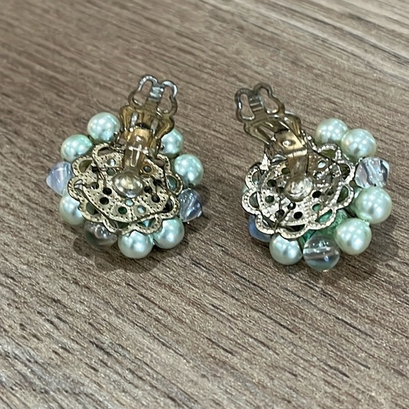 Vintage Faux Pearl Mint Green Beaded Gold Tone Clip On Cluster Earrings OS - Picture 4 of 5